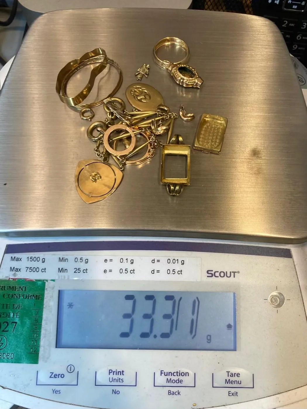 Bijoux en or pesés sur la balance de précision Maison Or & Bijoux à Votre-Ville