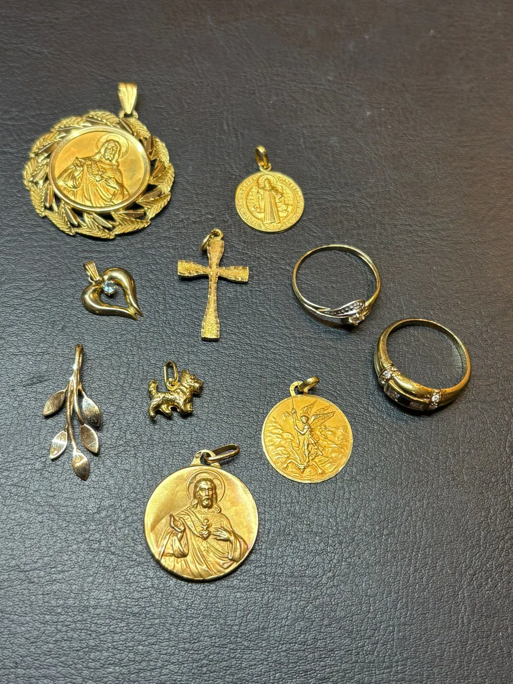 Bijoux en or rachetés par Maison Or & Bijoux à Votre-Ville : médailles, bagues, pendentifs