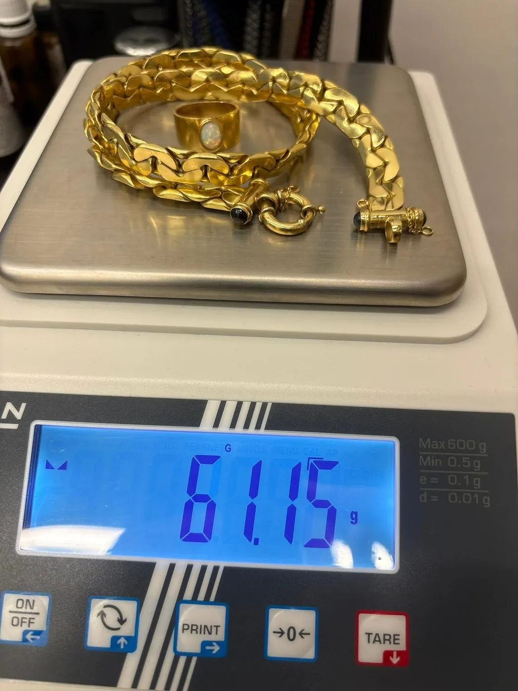 Bracelet et bague en or pesés sur une balance de précision à Votre-Ville